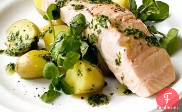 Salmón Escalfado Con Salsa De Hierbas Verdes y Mostaza