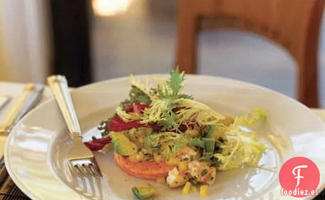 Salmón Cocido con Aguacate, Camarones y Salsa de Mango