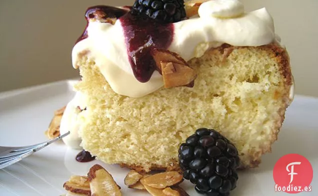 Pastel De Tres Leches Con Moras Y Almendras glaseadas De Arce