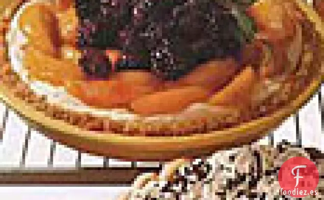 Pastel de Queso Crema Cubierto con Melocotones y Moras