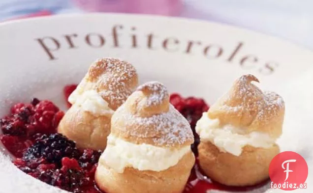 Profiteroles con Coulis de Bayas