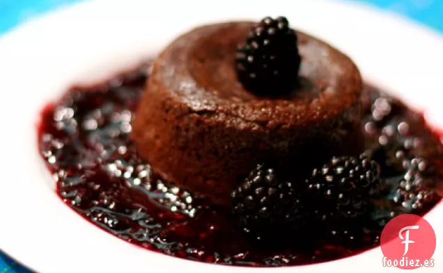Pasteles De Chocolate Fundido Con Salsa De Bayas