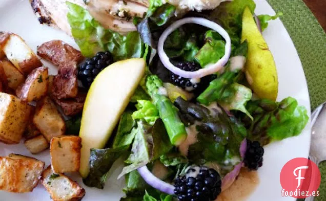 Ensalada De Lechuga De Hoja Roja Con Espárragos, Bayas Y Pera