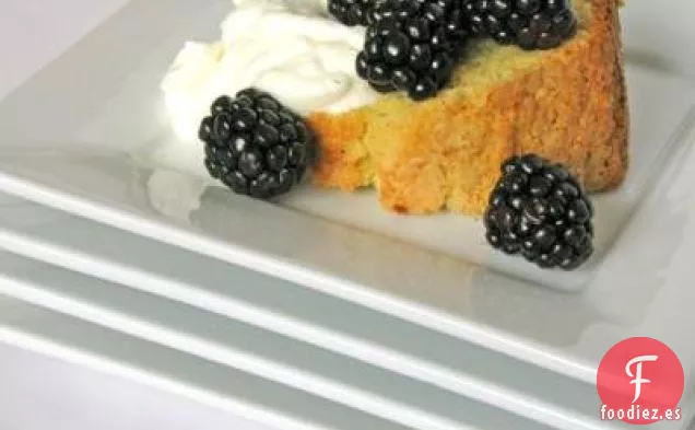 Pastel De Harina De Maíz Dulce Con Bayas Y Crema