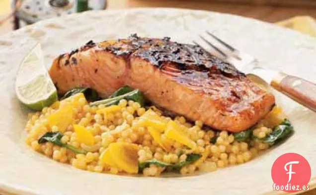 Ponzu Salmón a la Parrilla con Cuscús de Remolacha Dorada