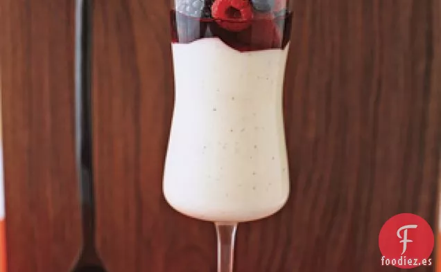 Pannacotta Con Bayas Frescas Y Jugo De Bayas Rojas