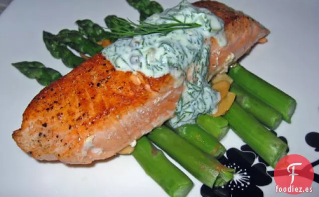 Salmón Cocido En Sartén Con Salsa De Crema Agria De Eneldo