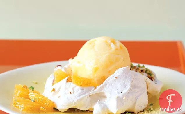 Pavlovas de Pistacho con Naranjas y Sorbete de Naranja Sanguina