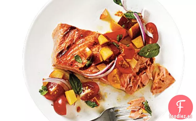 Salmón Rey a la Parrilla con Salsa de Tomate y Melocotón