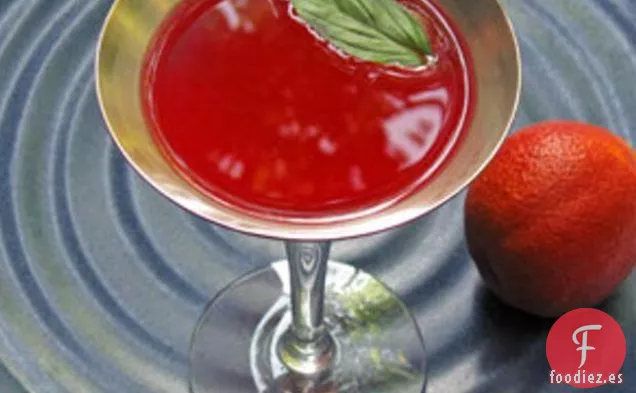 Martini de naranja sanguina de Albahaca Tailandesa