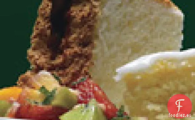 Pastel de Ángel Naranja con Salsa de Caramelo y Compota de Frutas Tropicales