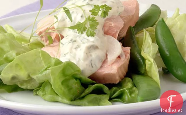 Salmón Escalfado con Salsa Cremosa de Hierbas