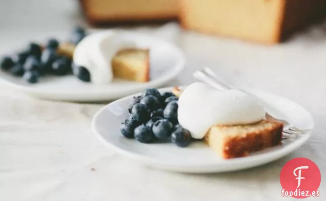 Pastel De Harina De Maíz Con Arándanos Y Crema Batida De Arce