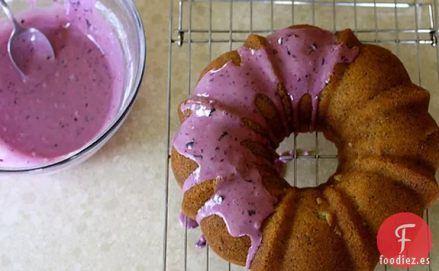 Pastel De Semillas De Amapola Con Glaseado De Arándanos