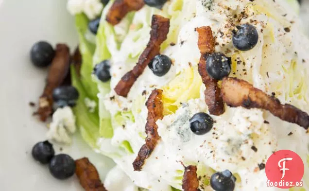 Ensalada En Cuña Con Tocino, Arándanos Y Queso Azul