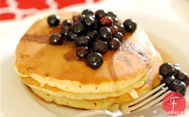 Tortitas De Queso Crema De Limón Con Jarabe De Arce De Arándanos