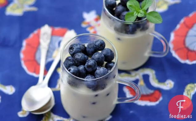 Panna Cotta De Yogur De Agua De Rosas Con Arándanos