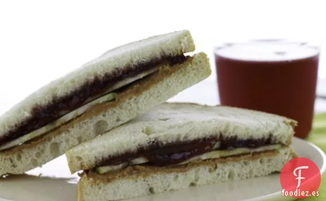 Crujiente De Mantequilla De Maní Y Gelatina Con Limonada De Arándanos