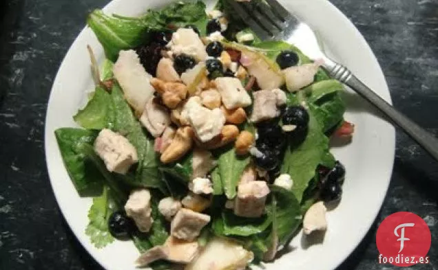 Ensalada De Verduras Mixtas Con Pollo A La Parrilla, Arándanos, Peras Y Queso Feta