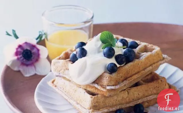 Gofres Azules de Maíz con Crema de Lavanda y Arándanos Frescos