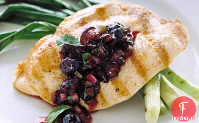 Pollo A La Parrilla Con Salsa De Arándanos y albahaca