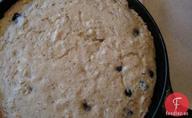 Pastel de Sartén de Arándanos con Tocino de Maíz