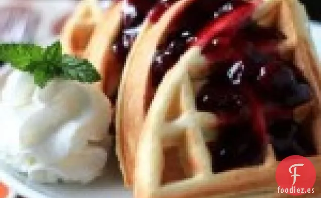 Gofres De Vainilla Con Salsa Casera De Arándanos