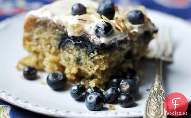 Pastel De Plátano Y Arándanos Con Glaseado De Queso Crema