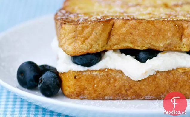 Sándwiches De Desayuno Rellenos De Tostadas Francesas Con Arándanos Y Ricota
