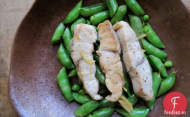 Pan De Azúcar Salteado De Jengibre Guisantes Y Pescado