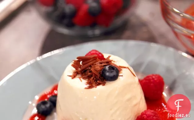 Panna Cotta Sencilla Con Frutas De Verano Y Chocolate Negro