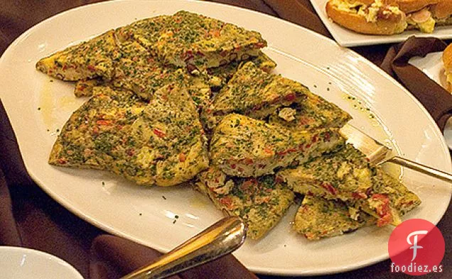 Frittata Con Frijoles, Pimiento Asado, Tomate Y Pesto
