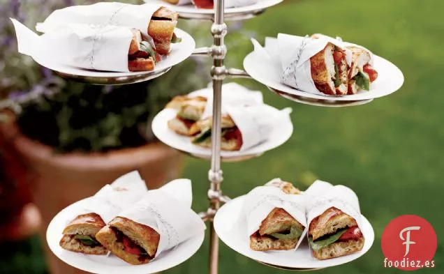 Sándwiches de Pimiento Rojo Asado con Tapenade y Albahaca