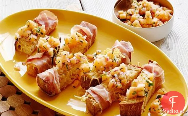 Crostini Envuelto en Jamón con Salsa de Melón Crudo