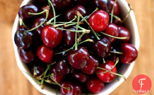 Cerezas Kahlua Con Crema Batida y Broches De Jengibre