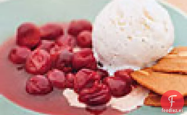 Cerezas Ácidas Calientes en Sartén con Helado de Vainilla