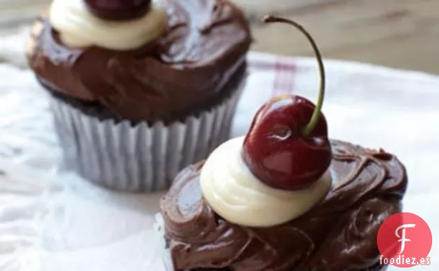 Cupcakes de chocolate rellenos de cereza agria
