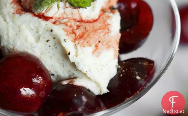 Mousse De Ricota Con Cerezas De Pimienta Negra Balsámica