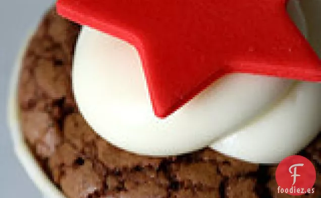 Cupcakes De Chocolate Con Cereza Con Glaseado De Queso Crema De Hinojo