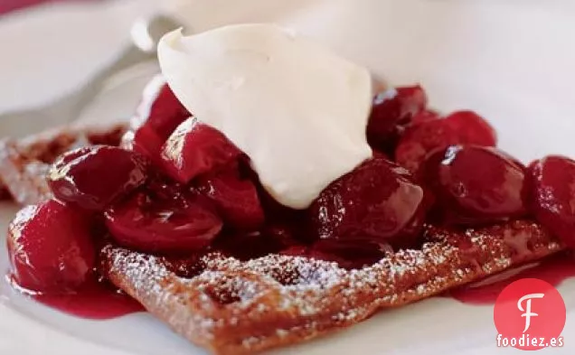 Gofres de Chocolate con Cerezas Escalfadas