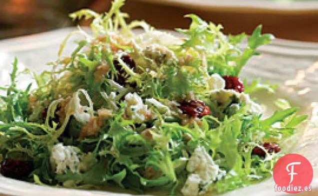 Ensalada Frisée Con Queso Azul, Cerezas Secas Y Vinagreta De Nuez