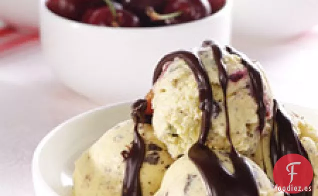 Helado de trozos de chocolate con cereza