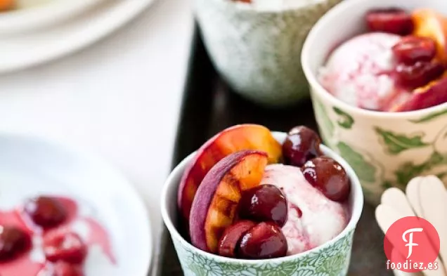 Melocotones A La Parrilla, Cerezas Escalfadas Y Helado De Vainilla