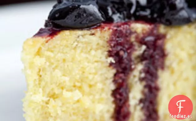 Pastel De Maíz En Sartén Con Cerezas Guisadas