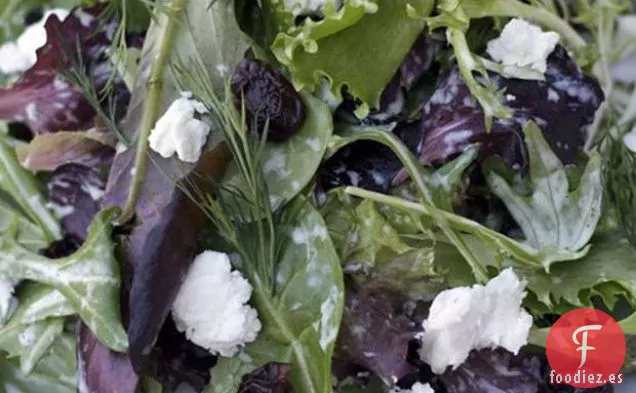 Ensalada De Hierbas Y Verduras De Campo Jóvenes Con Cerezas Secas y Queso De Cabra