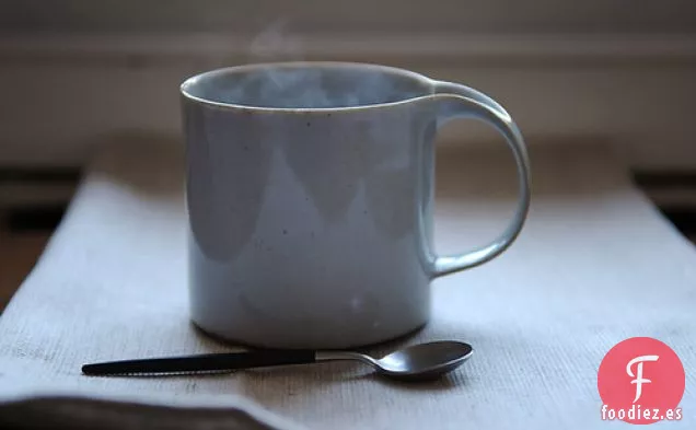 Ponche Caliente Con Cerezas Secas Y Lima