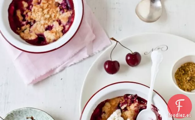 Desmenuzados De Cerezas Y Ciruelas Con Helado De Queso De Cabra