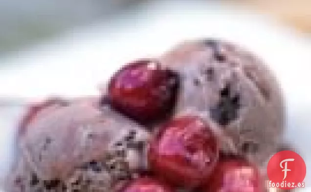 Cerezas Salteadas Sobre Helado de trozos de Chocolate