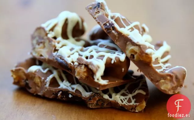 Corteza De Chocolate Con Nueces Y Cerezas Recubiertas De Canela