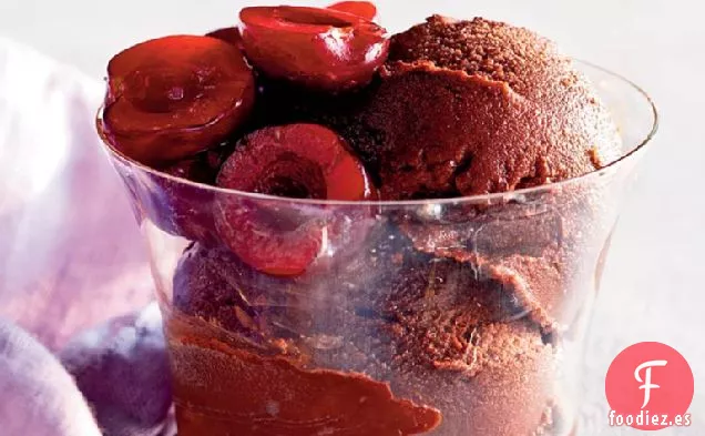 Sorbete Agridulce de Chocolate y Cereza con Compota de Cereza Fresca